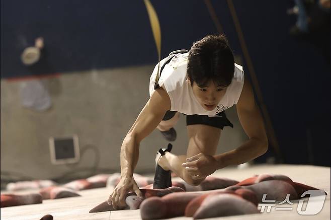 김주한 학생의 클라이밍 훈련 모습  (전남도교육청 제공, 재판매 및 DB 금지)