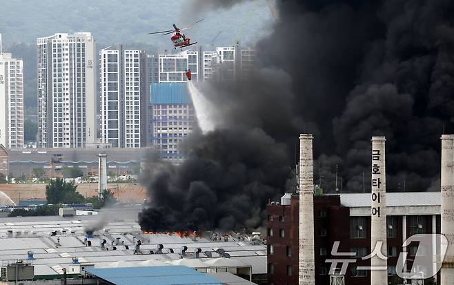 17일 오전 7시 11분 광주 광산구 소촌동 금호타이어 광장공장에서 화재가 발생해 소방당국이 진화 작업을 하고 있다. 2025.5.17/뉴스1 ⓒ News1 김태성 기자