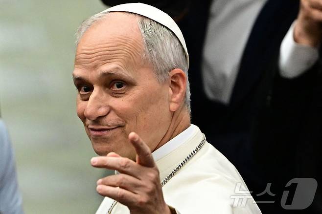 레오 14세 교황이 12일(현지시간) 바티칸에서 가진 첫 기자회견서 “언론이 전 세계 불평등과 빈곤이 주목 받도록 하는 최전선에 남아야 한다”고 말하고 있다. 2025.05.13 ⓒ AFP=뉴스1 ⓒ News1 우동명 기자