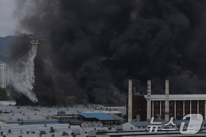 17일 오전 광주 광산구 소촌동 금호타이어 광장공장에서 화재가 발생해 소방당국이 소방헬기를 동원해 진화 작업을 하고 있다 2025.5.17/뉴스1 ⓒ News1 김태성 기자