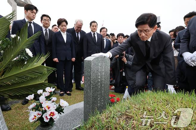 김문수 국민의힘 대통령 후보가 17일 오전 광주 북구 5.18민주묘지를 찾아 무명열사의 묘비를 살펴보고 있다. 2025.5.17/뉴스1 ⓒ News1 이광호 기자