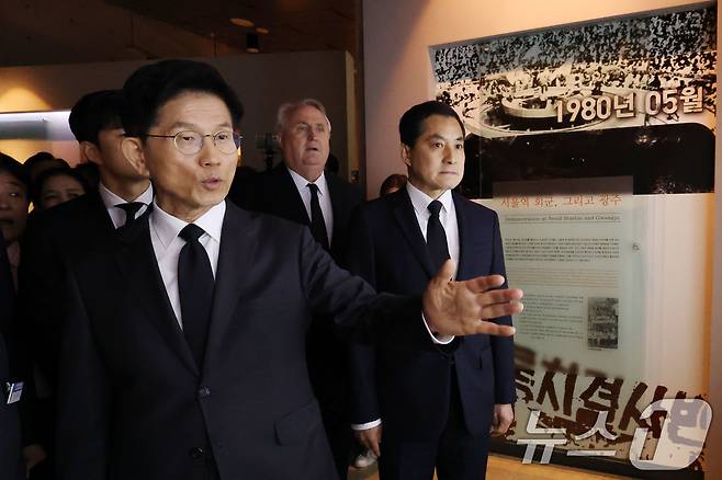 김문수 국민의힘 대통령 후보가 17일 오전 광주 북구 5.18민주묘지를 찾아 참배를 마친 뒤 5.18추모관을 둘러보고 있다. 2025.5.17/뉴스1 ⓒ News1 이광호 기자