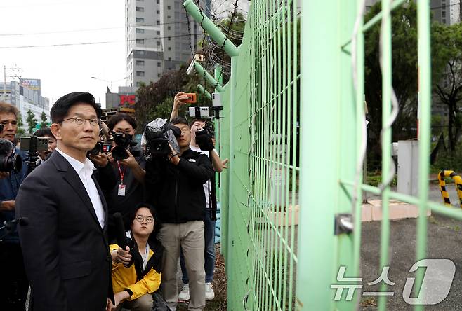 김문수 국민의힘 대통령 후보가 17일 오전 광주 북구 광주교도소 터를 찾아 둘러보고 있다. (김문수 캠프 제공. 재판매 및 DB 금지) 2025.5.17/뉴스1