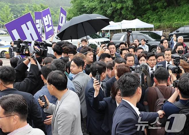 김문수 국민의힘 대통령 후보가 17일 광주 북구 국립 5·18 민주묘지를 찾아 참배하기 위해 이동하고 있다. (공동취재) ⓒ News1 이광호 기자