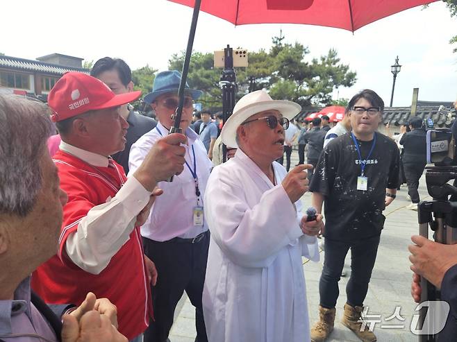 17일 전북 전주시 전동성당 앞 김문수 국민의힘 대통령 후보 유세 현장에 백은종 서울의소리 대표가 나타나 지지자들과 말다툼을 벌이고 있다.2025.5.17/뉴스1
