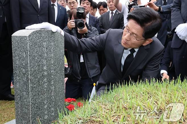 김문수 국민의힘 대통령 후보가 17일 오전 광주 북구 5.18민주묘지를 찾아 무명열사의 묘비를 살펴보고 있다. 2025.5.17/뉴스1 ⓒ News1 이광호 기자