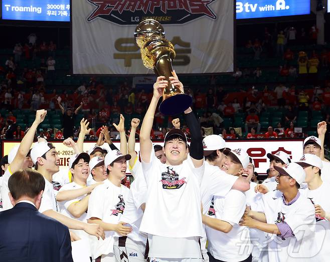 17일 오후 서울 송파구 잠실학생체육관에서 열린 '2024-25 KCC 프로농구 챔피언결정전 7차전' 서울 SK 나이츠와 창원 LG 세이커스의 경기, 62대58로 승리하며 창단 28년 만에 첫 우승을 달성한 창원 LG 선수들이 시상식에서 우승 트로피를 들고 환호하고 있다. 2025.5.17/뉴스1 ⓒ News1 김진환 기자