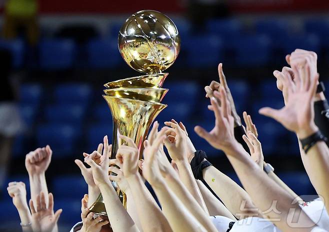 17일 오후 서울 송파구 잠실학생체육관에서 열린 '2024-25 KCC 프로농구 챔피언결정전 7차전' 서울 SK 나이츠와 창원 LG 세이커스의 경기, 62대58로 승리하며 창단 28년 만에 첫 우승을 달성한 창원 LG 선수들이 우승 트로피를 들며 기쁨을 나누고 있다. 2025.5.17/뉴스1 ⓒ News1 김진환 기자