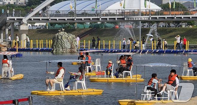 주말인 17일 경북 성주 성밖숲 일원에서 열리고 있는 '성주 참외·생명 문화축제'에 참여한 어린이들이 가족과 함께 수상자전거를 타며 즐거운 시간을 보내고 있다. 축제는 오는 18일까지 열린다. 2025.5.17/뉴스1 ⓒ News1 정우용 기자