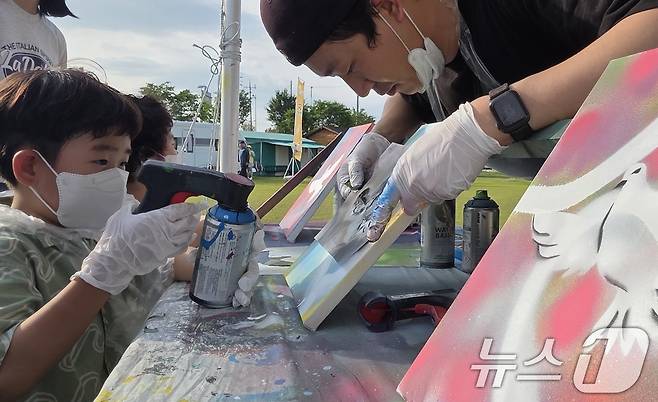 주말인 17일 경북 성주 성밖숲 일원에서 열리고 있는 '성주 참외·생명 문화축제'에 참여한 어린이들이 경북청년예술촌 체험 프로그램을 하며 즐거운 시간을 보내고 있다. 축제는 오는 18일까지 열린다. 2025.5.17/뉴스1 ⓒ News1 정우용 기자