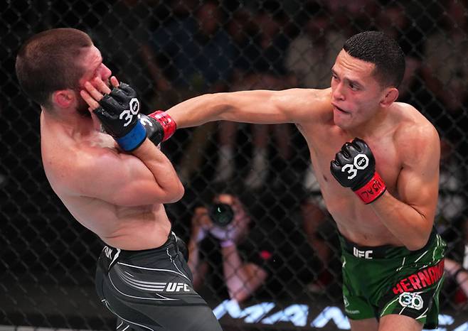 카를로스 에르난데스(오른쪽) 사진 | UFC