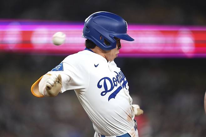 LA 다저스 김혜성이 17일(한국시간) 미국 캘리포니아주 LA 다저 스타디움에서 열린 2025 메이저리그(ML) 정규시즌 LA 에인절스전에서 5회말 내야 안타를 만들고 있다. 사진 | LA=AP연합뉴스