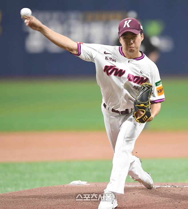 키움 선발투수 김연주가 서울 고척스카이돔에서 열린 2025 KBO리그 두산과 경기에서 역투하고 있다. 고척 | 최승섭기자 thunder@sportsseoul.com