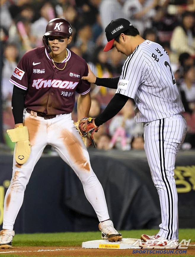 15일 잠실구장에서 열린 LG 트윈스와 키움 히어로즈의 경기. 6회초 2사 1루 키움 송성문이 폭투를 틈타 3루까지 진루하자 LG 문보경이 장난을 치고 있다. 잠실=박재만 기자 pjm@sportschosun.com/2025.05.15/