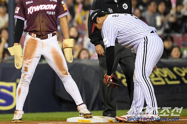 3루수 문보경은 베이스에 붙어 있는 송성문 발만 바라봤다.