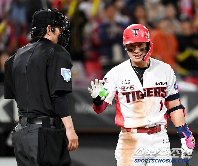 "로진때문에  안보였어요. 진짜요~" 심판이 박찬호의 요구를 받아들이자 멋쩍은듯 미소를 지어보이고