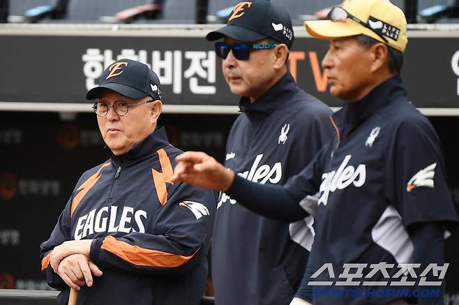 16일 대전 한화생명볼파크. 한화 김경문 감독, 양승관 수석, 김민호 타격 코치가 일찍부터 나와 훈련을 지켜보고 있다.  대전=정재근 기자 cjg@sportschosun.com/2025..5.16/