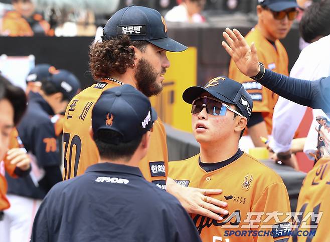 17일 대전 한화생명볼파크에서 열린 SSG-한화전. 선발투수 폰세가 마운드에 오르기 전 문현빈 등 모든 선수들과 하이파이브하고 있다. 대전=정재근 기자 cjg@sportschosun.com/2025..5.17/