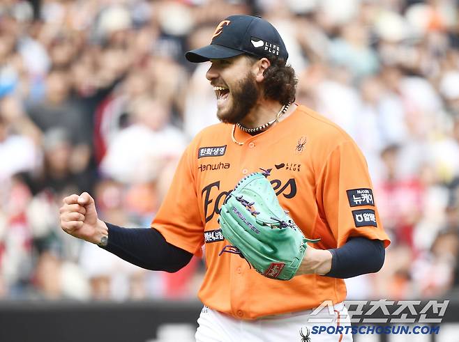 17일 대전 한화생명볼파크에서 열린 SSG-한화전. 4회초 1사 최정의 타구를 2루수 황영묵이 호수비로 잡아 아웃시키자 폰세가 환호하고 있다. 대전=정재근 기자 cjg@sportschosun.com/2025..5.17/