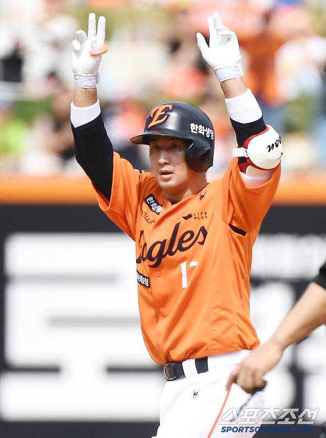 17일 대전 한화생명볼파크에서 열린 SSG-한화전. 4회말 1사 1루 최재훈이 1타점 2루타를 친 후 기뻐하고 있다. 대전=정재근 기자 cjg@sportschosun.com/2025..5.17/