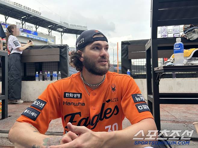 17일 한 경기 탈삼진 신기록을 달성한 후 취재진과 인터뷰하는 코디 폰세. 사진=나유리 기자