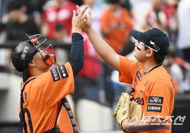 17일 대전 한화생명볼파크에서 열린 SSG-한화전. 한화가 1대0으로 승리했다. 마무리 김서현이 이재원 포수와 하이파이브하고 있다. 대전=정재근 기자 cjg@sportschosun.com/2025..5.17/