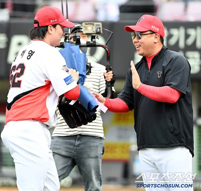17일 광주KIA챔피언스필드에서 열린 두산과 KIA의 더블헤더 1차전 경기, KIA가 5대2로 승리했다. 통산 133세이브를 달성하며 타이거즈 역대 최다 세이브 신기록을 작성한 정해영이 이범호 감독의 축하를 받고 있다.  광주=허상욱 기자wook@sportschosun.com/2025.05.17/