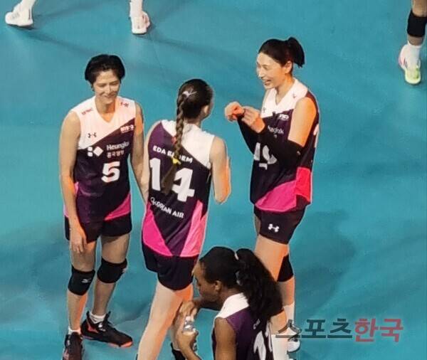 세계 올스타 동료와 대화하며 즐거워하는 김연경. ⓒ스포츠한국 김성수 기자