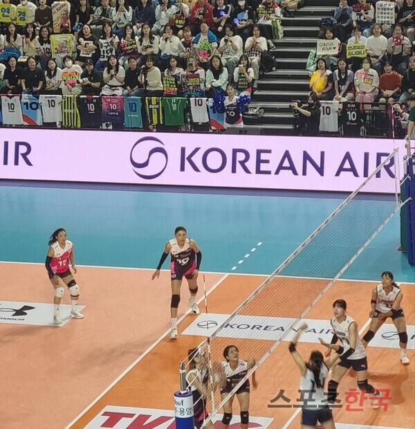 은퇴 후에도 배구에 진지하게 임하는 김연경. ⓒ스포츠한국 김성수 기자