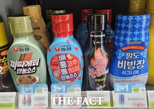 라면업계가 따로 판매하는 병 소스 제품과 라면 봉지에 들어 있는 액상스프는 용도에 따라 성분 차이가 있는 것으로 조사됐다. 사진은 서울 시내 한 편의점 매대에 팔도비빔장(오른쪽부터), 불닭소스, 배홍동 만능소스, 짜파게티 만능소스가 진열돼 있는 모습 /우지수 기자