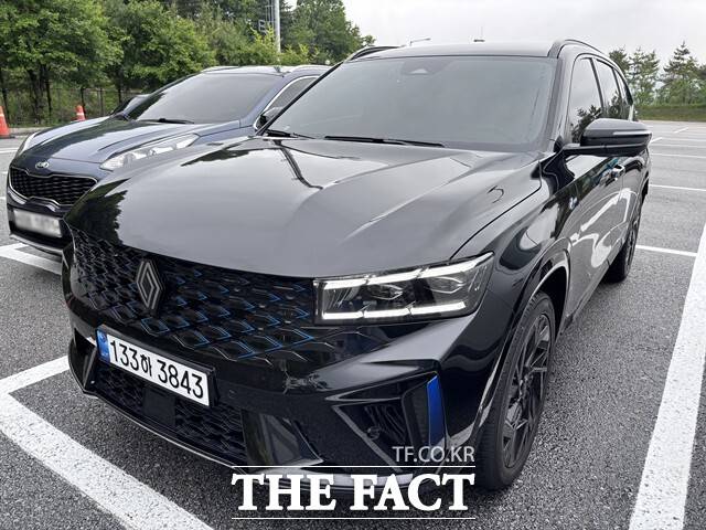 지난 15일 오전 만난 르노 '그랑 콜레오스' 최상위 트림 에스프리 알핀은 세로형 주간주행등(DRL)과 알핀 배지를 강조한 전면부가 강인한 인상을 줬다. /황지향 기자