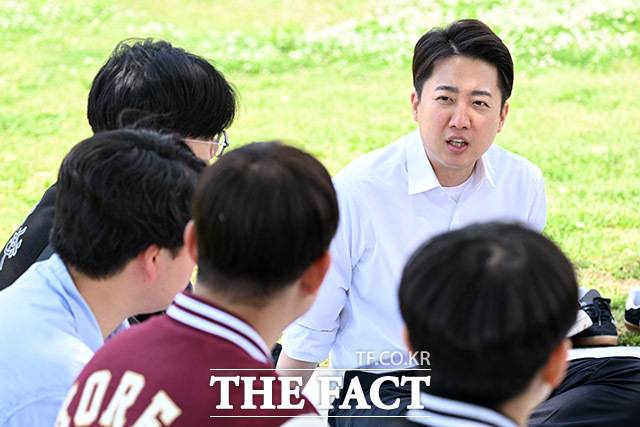 '답변하는 이 후보.