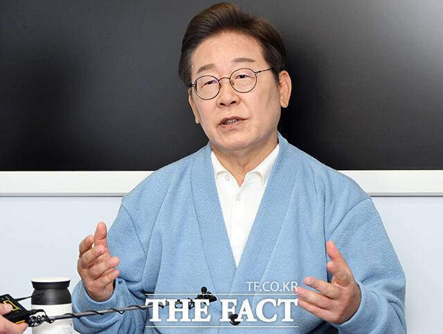 이재명 더불어민주당 대통령 후보가 17일 "가짜 성장을 극복하고, 경제 대도약으로 진짜 성장의 시대를 열겠다"며 국민과 기업이 참여하는 100조원 규모의 국가 펀드 조성을 핵심으로 하는 6대 경제 공약을 발표했다. /뉴시스