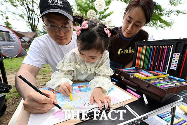 '제22회 한강사랑 그림그리기 대회'가 17일 서울 광진구 뚝섬한강공원에서 열린 가운데 참가자 가족들이 그림을 그리며 즐거운 시간을 보내고 있다. /남용희 기자