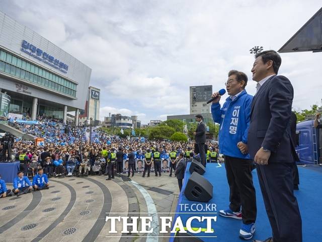 이재명 더불어민주당 대통령 후보가 5·18 민주화운동 기념일을 하루 앞둔 17일 광주를 찾아 "광주는 이재명을 다시 태어나게 한 사회적 어머니 같은 존재"라고 밝혔다. /뉴시스