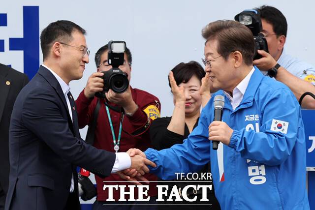 이재명 더불어민주당 대선후보가 16일 전북 익산시 익산역 동부광장에서 열린 유세에서 자신의 지지를 선언한 김상욱 무소속 의원과 악수하는 모습. /뉴시스