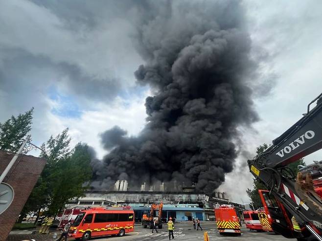 금호타이어광주공장 화재로 인해 검은연기가 하늘 높이 치솟았다. 송보현 기자