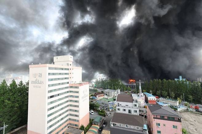 17일 오후 광주 광산구 송정동 금호타이어 광주공장에서 난 불로 일대가 검은 연기로 뒤덮여 있다. 연합뉴스