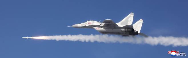 북한 Mig-29 전투기가 지난 15일 중거리 공대공미사일을 실사격하고 있는 장면. 공대공미사일은 한국도 국산화를 완성하지 못한 무기체계다. /조선중앙통신 연합뉴스