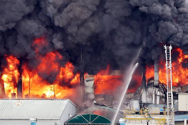 17일 오전 광주 광산구 송정동 금호타이어 광주공장에서 불이 나 검은 연기가 치솟고 있다./연합뉴스