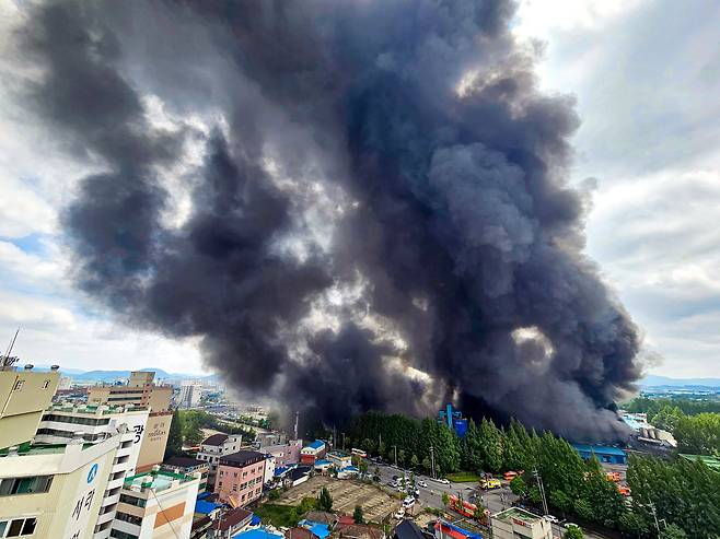 17일 오전 광주광역시 광산구 소촌동 금호타이어 광주공장에서 대형화재가 발생해 검은 연기가 하늘 뒤덮고 있다. 타이어 원료인 생고무가 타면서 진압에 어려움을 겪고 있다./김영근 기자