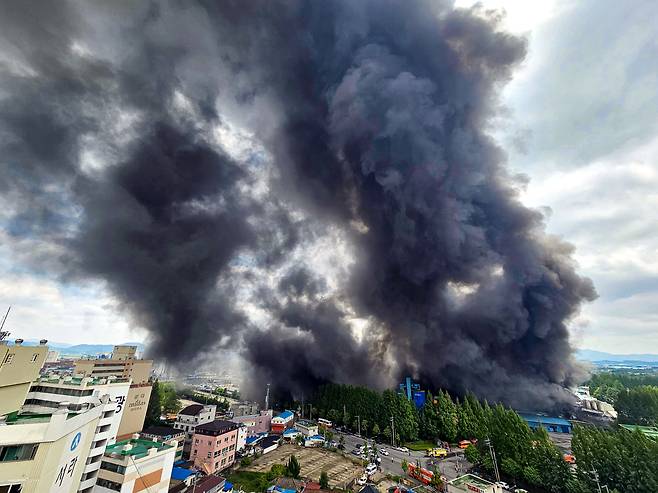 17일 오전 광주광역시 광산구 소촌동 금호타이어 광주공장에서 대형화재가 발생해 검은 연기가 하늘 뒤덮고 있다. 타이어 원료인 생고무가 타면서 진압에 어려움을 겪고 있다./김영근 기자