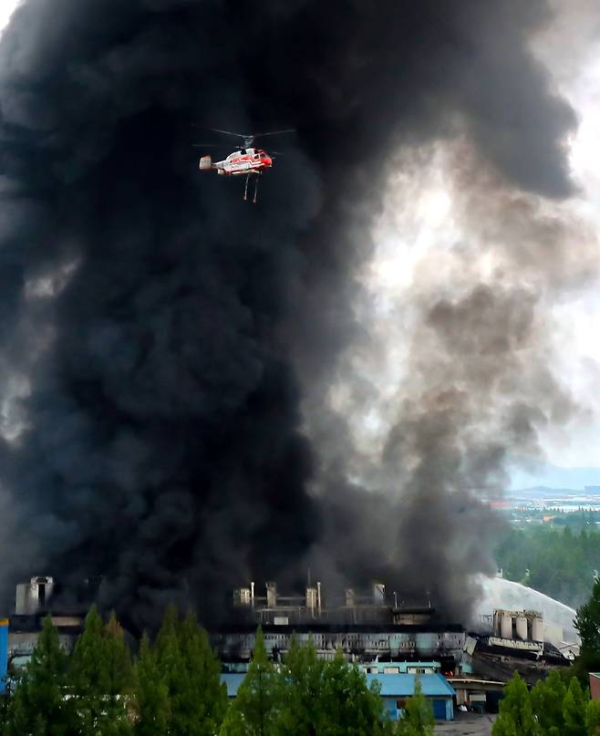 17일 오전 광주광역시 광산구 소촌동 금호타이어 광주공장에서 대형화재가 발생해 검은 연기가 하늘 뒤덮고 있다. 타이어 원료인 생고무가 타면서 진압에 어려움을 겪고 있다./김영근 기자