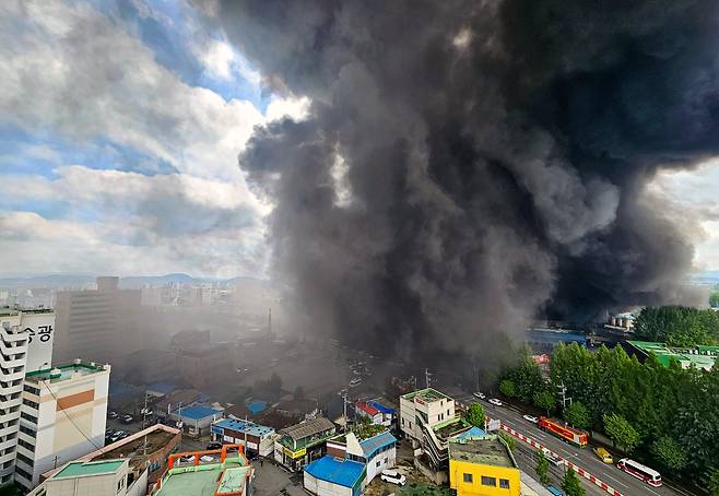 17일 오전 광주광역시 광산구 소촌동 금호타이어 광주공장에서 대형화재가 발생해 검은 연기가 하늘 뒤덮고 있다. 타이어 원료인 생고무가 타면서 진압에 어려움을 겪고 있다./김영근 기자