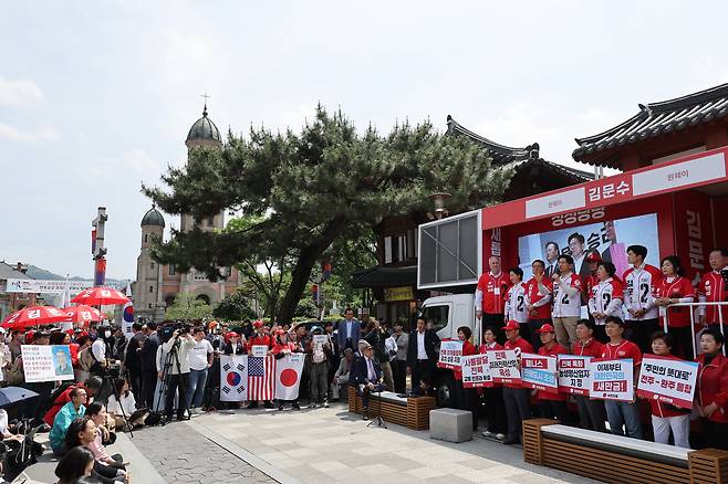 국민의힘 김문수 대선 후보가 17일 전북 전주시 전동성당인근에서 유세하고 있다. /연합뉴스