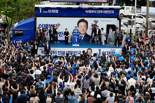 이재명 더불어민주당 대선 후보가 16일 오전 전북 익산시 익산역 동부광장에서 연설을 하고 있다. ⓒ데일리안 홍금표 기자