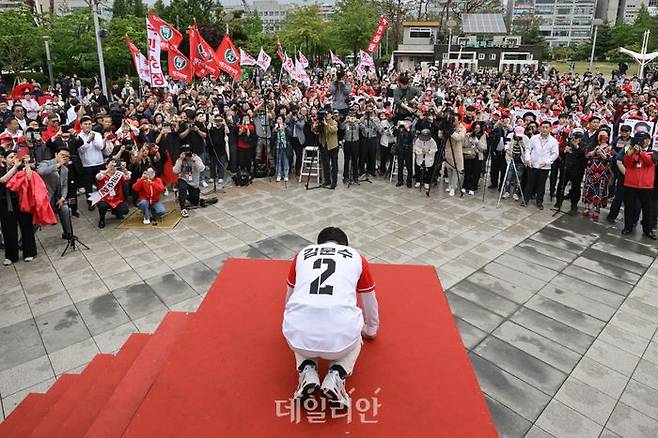 국민의힘 김문수 대선 후보가 16일 오전 경기 화성시 동탄센트럴파크에서 시민들에게 큰절하고 있다. ⓒ데일리안 방규현 기자