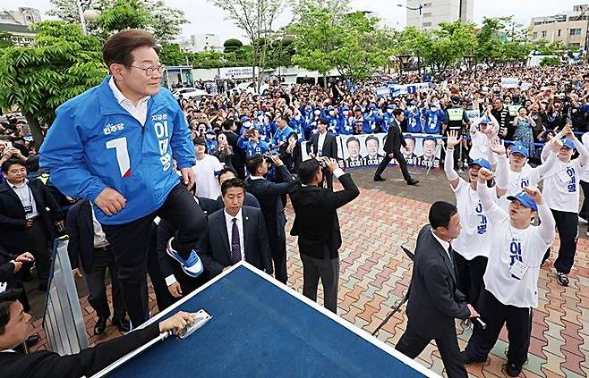 이재명 더불어민주당 대선 후보가 16일 전북 군산시 구시청광장에서 유세를 위해 단상에 오르고 있다. ⓒ연합뉴스