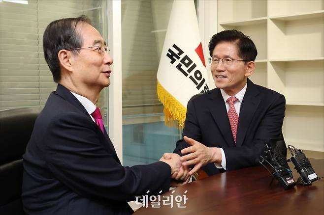 김문수 국민의힘 대선 후보가 지난 11일 오전 서울 여의도 국민의힘 중앙당사 대선 후보실에서 대선 후보 단일화를 두고 갈등을 빚었던 한덕수 전 국무총리와 회동하고 있다. ⓒ데일리안 홍금표 기자