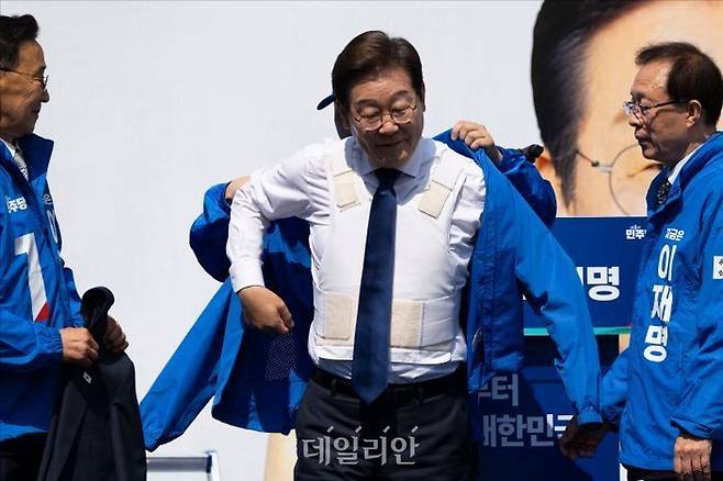 이재명 민주당 대통령 후보가 지난 12일 오전 서울 광화문 청계광장에서 열린 '빛의 혁명' 대선 출정식에서 방탄복을 입은 채 선거 점퍼를 입고 있다. ⓒ데일리안 홍금표 기자